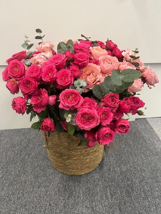 Свежие цветы в корзинке