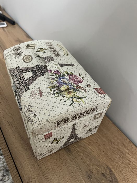 Шкатулка чемодан для украшений