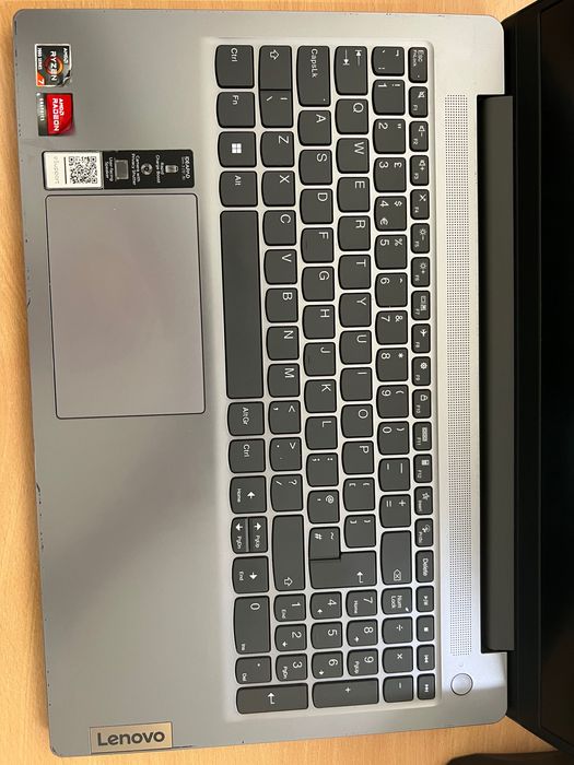 Noutbook lenovo holati yangidek