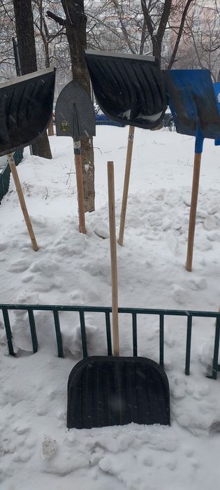 Lopeti zăpadă noi. Plastic Sau Metal.                         Sare nei