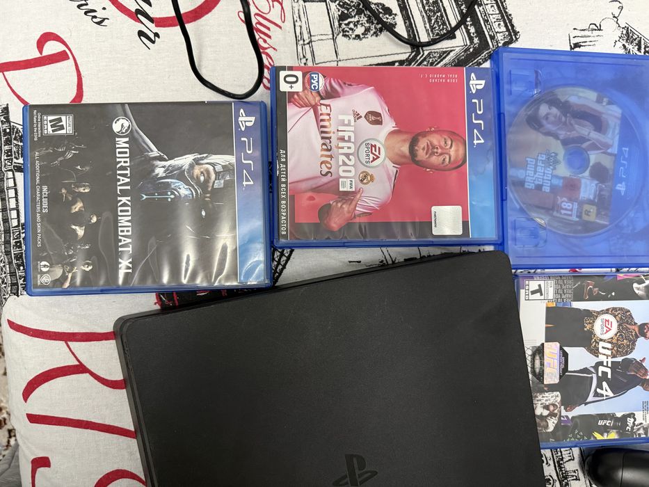 Срочно! Продам PS4 pro 1TB, в отличном состоянии.