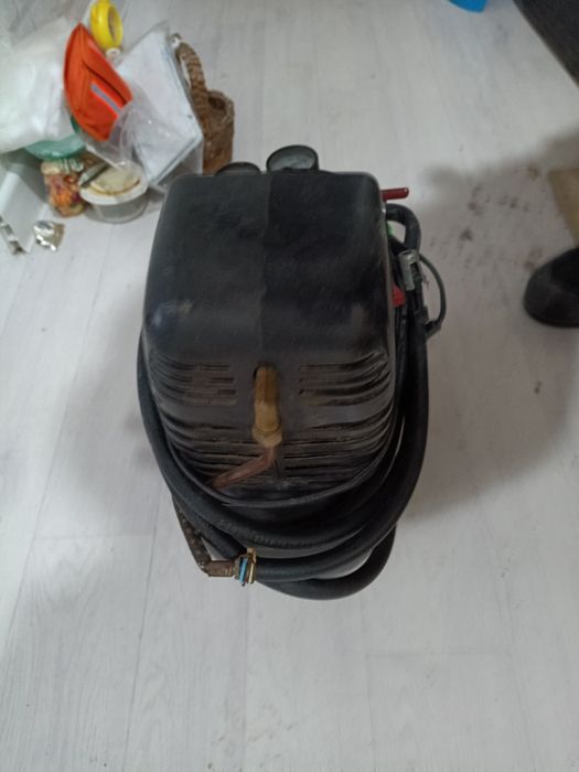 Продам компрессор 6-бар держет смело маленьки но удаленький хорошем со