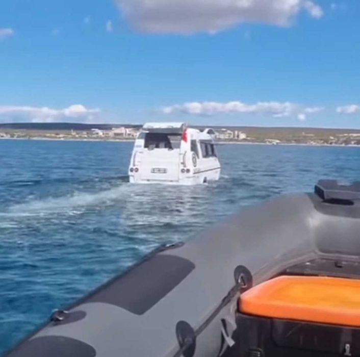 дом на колесах, катамаран, катер, домик плавучий, амфибия