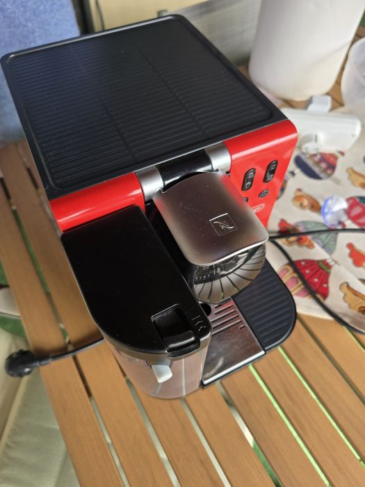 Nespresso DeLonghi cu capsule si spumant pt lapte