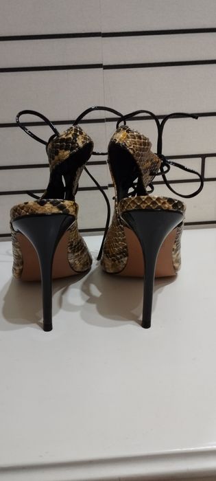 Обувки на ток със змийски принт