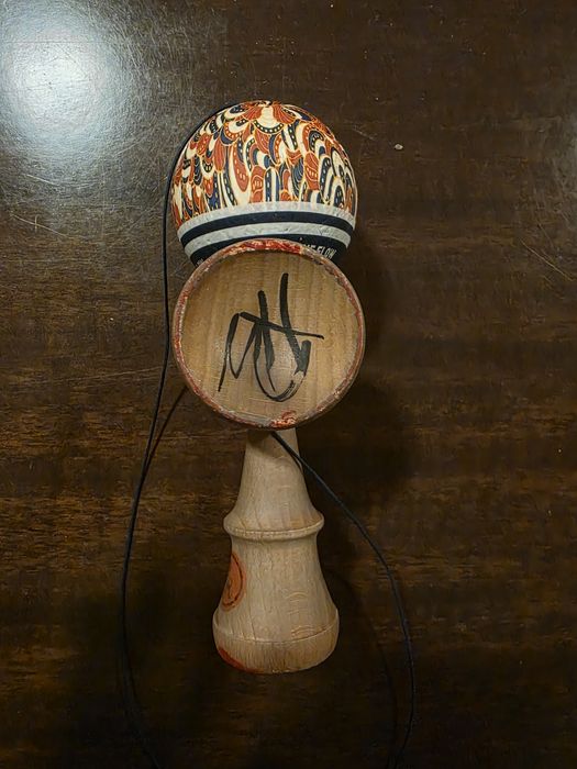 Kendama semnată de Xremus și de Vasi