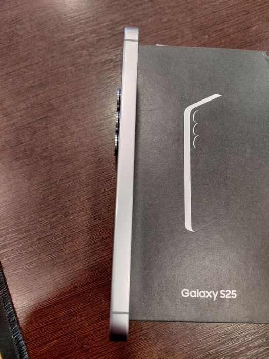Продавам Samsung Galaxy S25 256GB – Silver Shadow