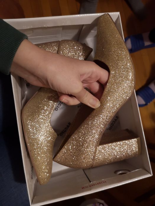 Vand pantofi aurii cu sclipici