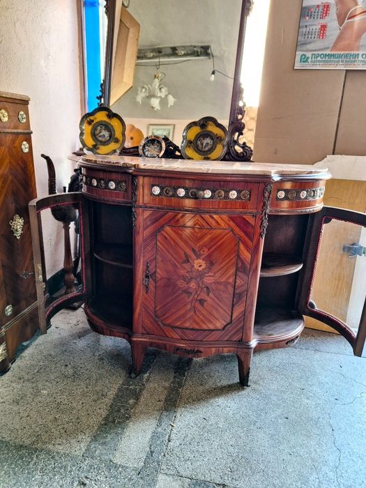 Бароково витринно шкафче