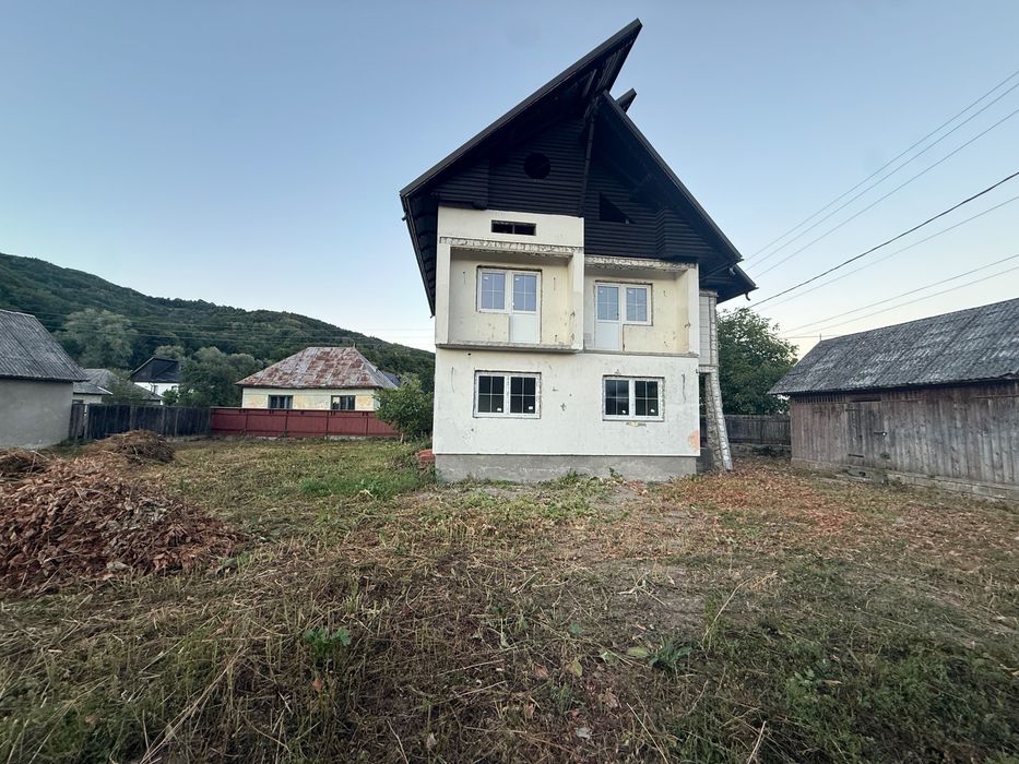 Casă P+E la roșu avansat, încălzire în pardoseală, curte mare și priveliște superbă