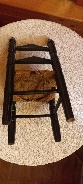 Scaun lemn pt. păpușă, spătar tip scară, șezut iută