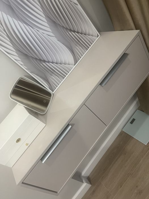 Зеркало, столик, комод