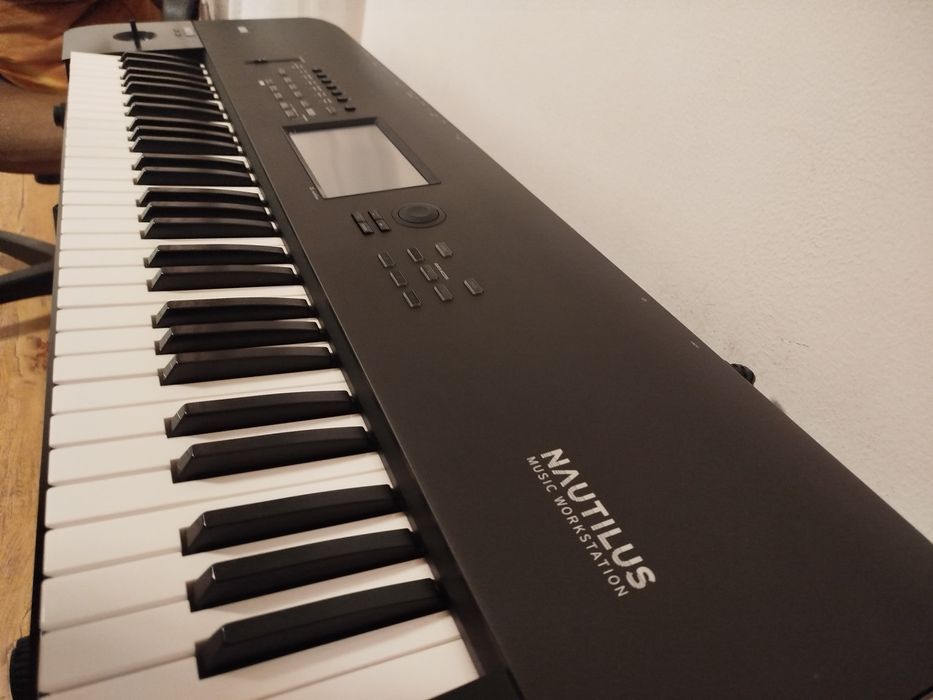 Vând orgă Korg Nautilus