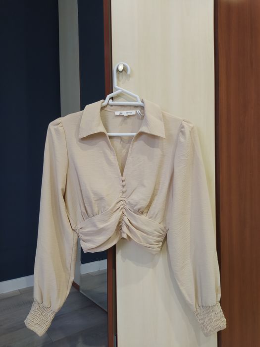 бежевая укороченная блуза