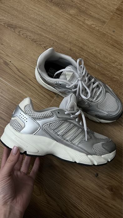 Кроссовки женские