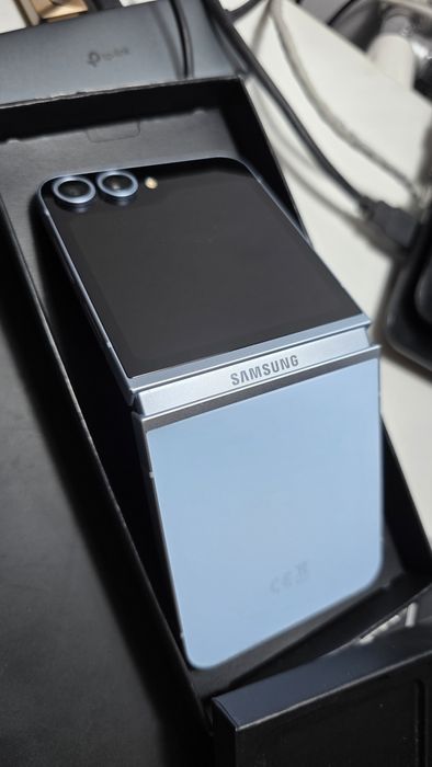 Vând Samsung z flip 6 256 GB cu garanție oct 2026