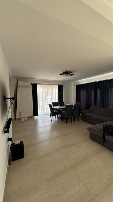 Casă Modernă în Zona Castelului Transilvania – Eleganță și Liniște