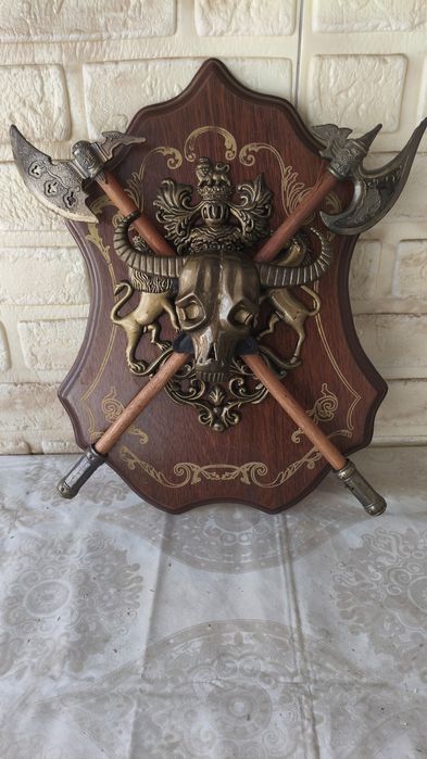 Настенное панно герб с алебардами.