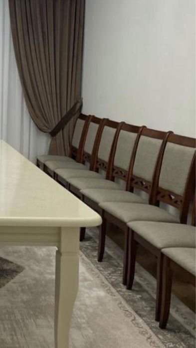 Стол с 14 стулями