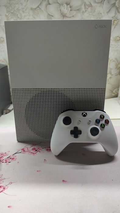 Xbox One S 1TB / 1 геймпад / 1 диск