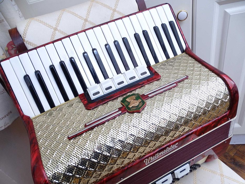 Стар акордеон Велтмайстер 96 баса