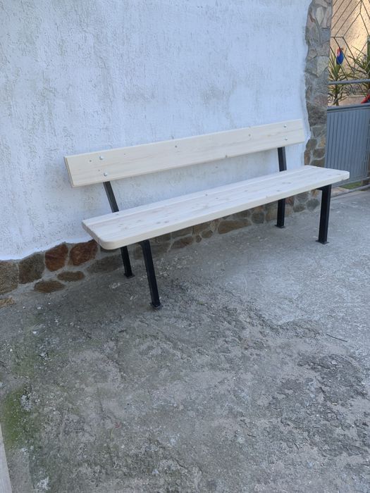 Градински пейки с метални крака