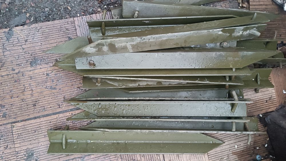 Металлические колышки.