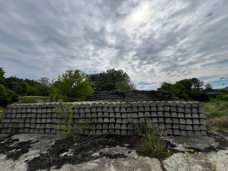 Бетонни Траверси и Бетонни Канавки Бетонни бордюри