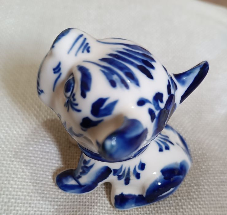 Продаю фарфоровую статуэтку Гжель