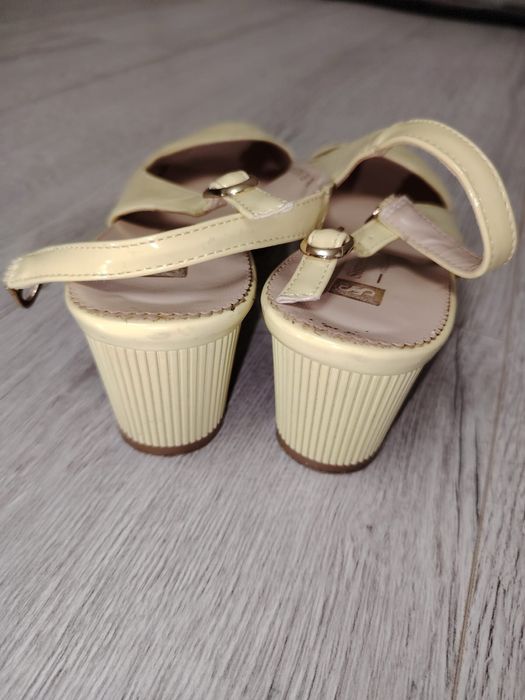 Босоножки женские