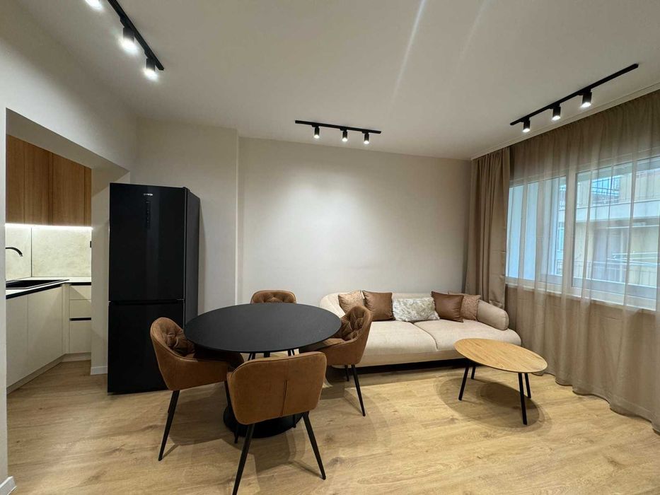 Продава се Тристаен апартамент в Бургас, Център - 68 кв.м за 2924 €/кв.м - Снимка #2