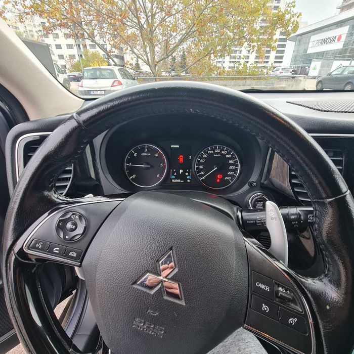 Vand MitshubishiOutlander 2015 Instyle+,fulloptions,subwoofer,7 locuri