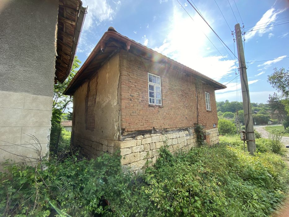 Стара къща с двор