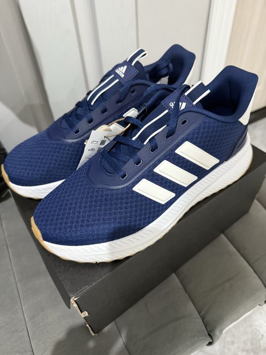 Продаю оригинальные кроссовки Adidas