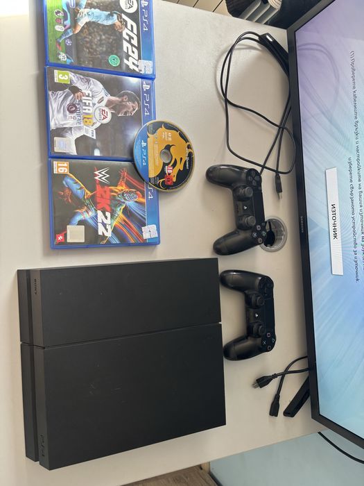 Ps4 fat 1tb, безшумен и обслужен 5 игри пррфектени!, Fifa 24, W2k22, Wrc 10, Fifa 18, Mortal combat 11 ultimate! 2 джойстика, 2 кабела за зареждане!