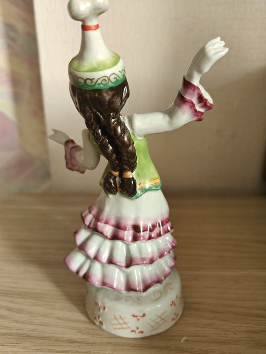 Девочка в национальном костюме фарфор