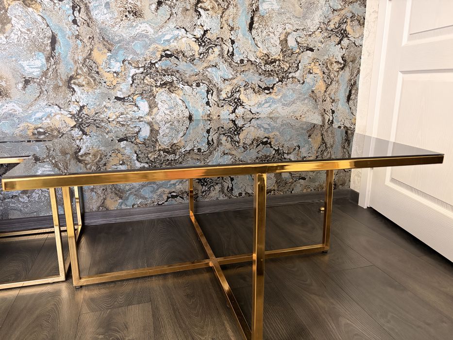 Masă living cu 3 scaune, structură metal auriu, blat sticlă, 90x90x30 cm