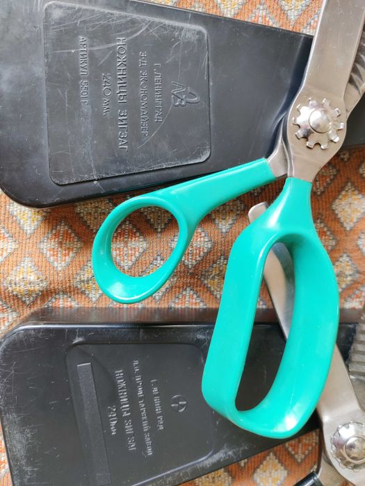 Продавам Професионални Ножици Зиг-заг – 2 броя, нови