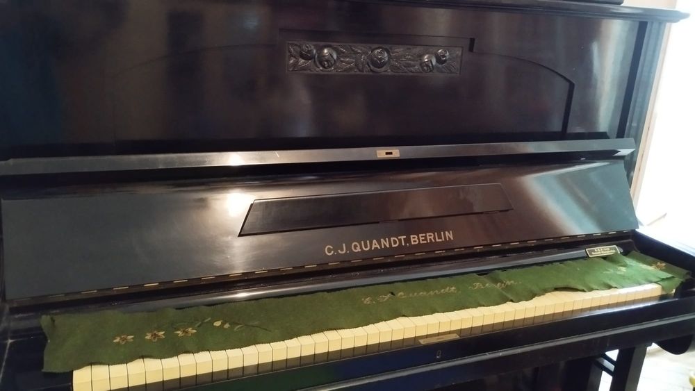 Продавам пияно Варна