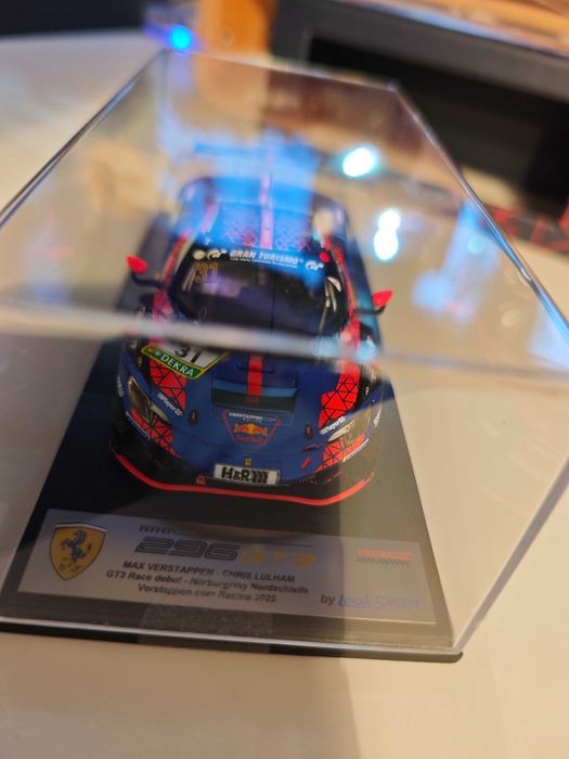 Продавам чисто нов Max Verstappen & Chris Lulham 1:48 модел