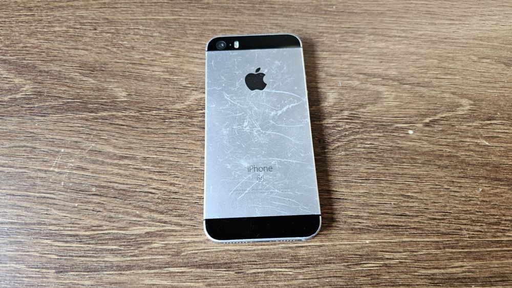 iPhone SE silver 128Gb