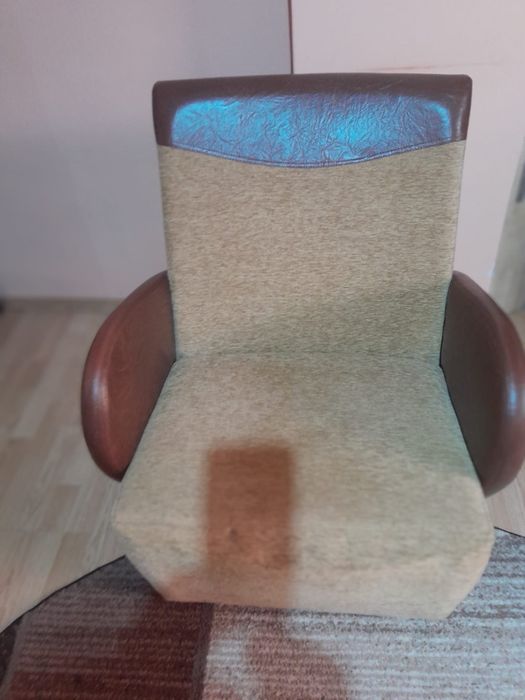 Vând mobila de sufragerie cu doua fotolii si o măsuță in stare foarte!