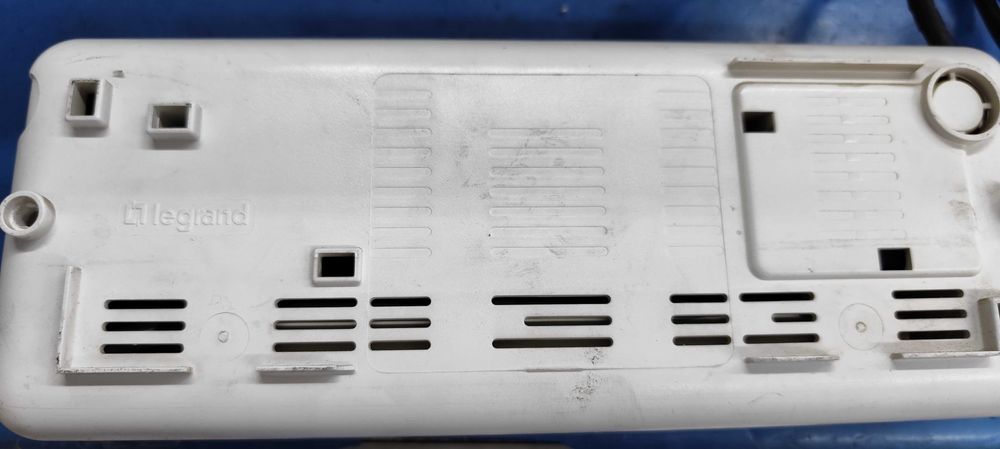 semn luminos EXIT de la legrand alimentare la 220v cu acumulator