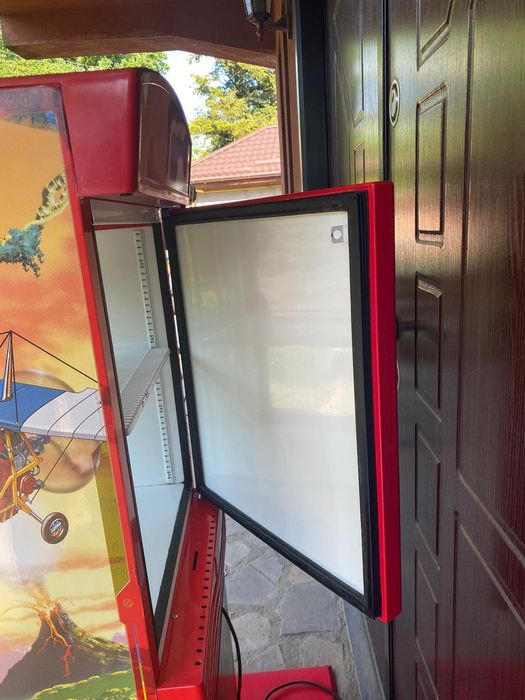 Frigidere vitrina una cu spatiu depozitare