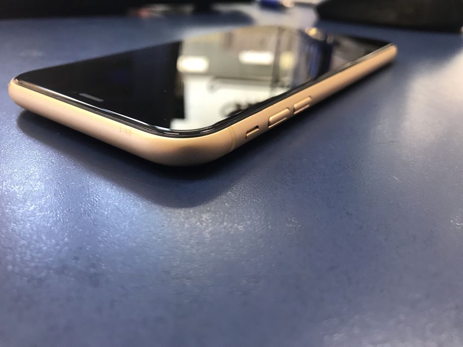 Продавам IPhone XR 64gd.