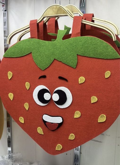 Продам костюм карнавальный клубника