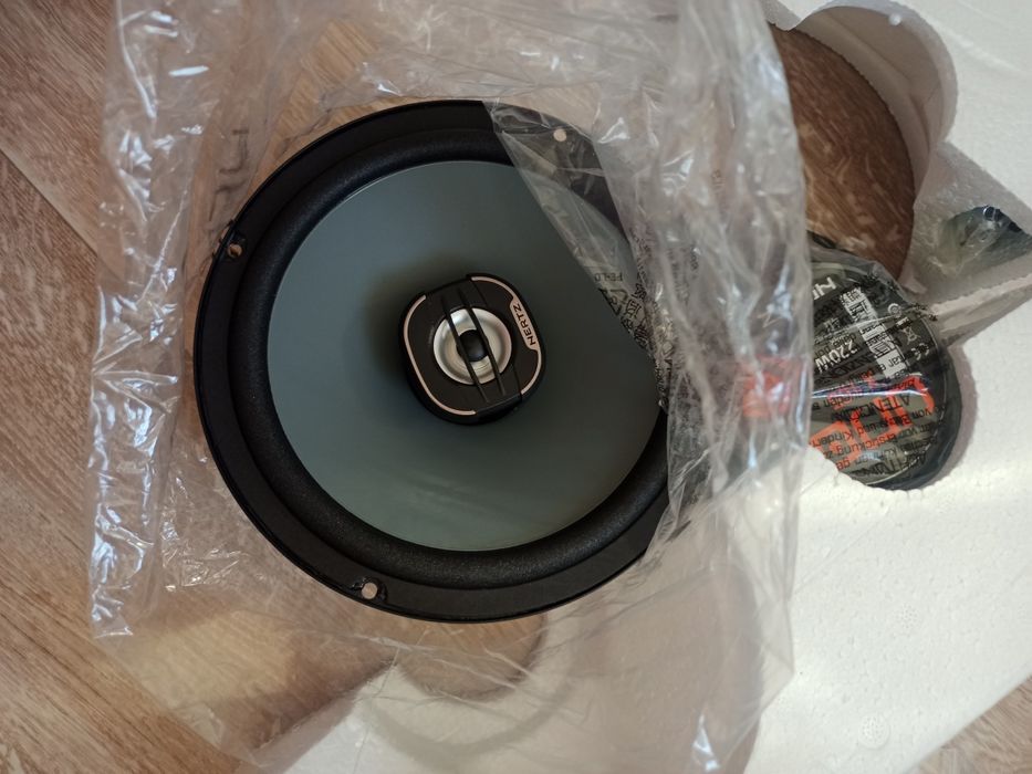Продам колонки Hertz X165