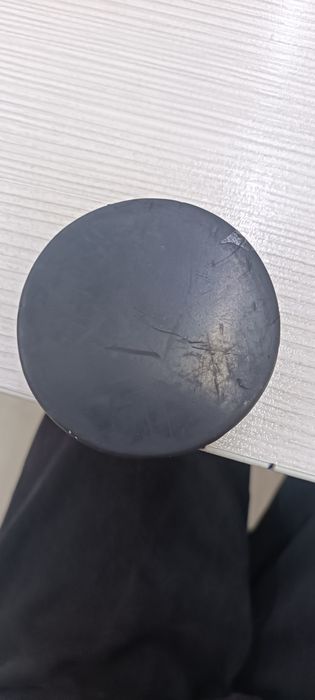 Продам две шайбы хоккейные