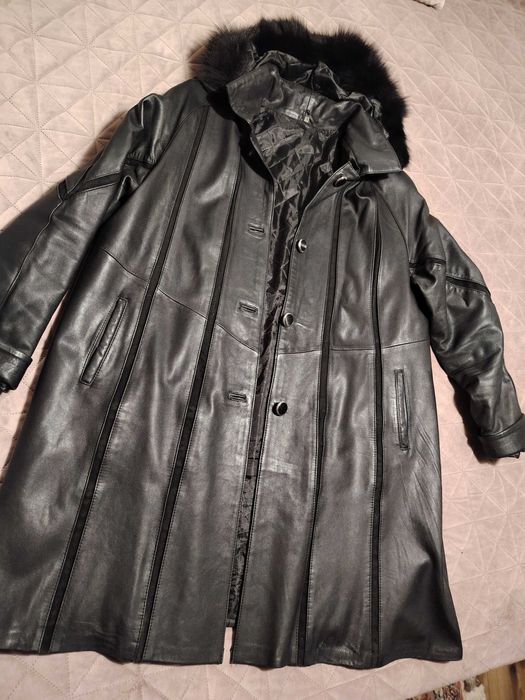 Продавам черно кожено манто