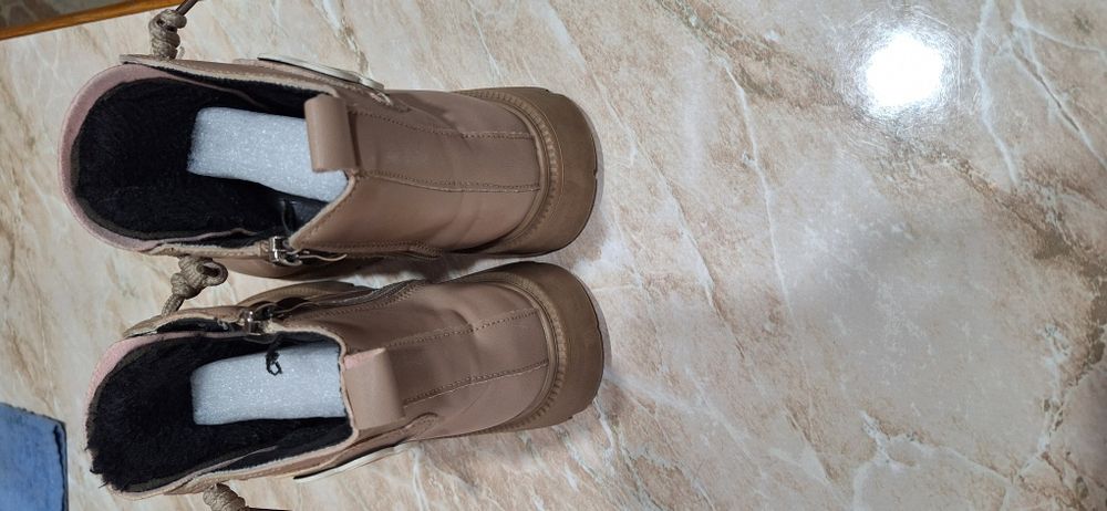 Продаются детские ботинки на зиму для девочку в хорошем состоянии.